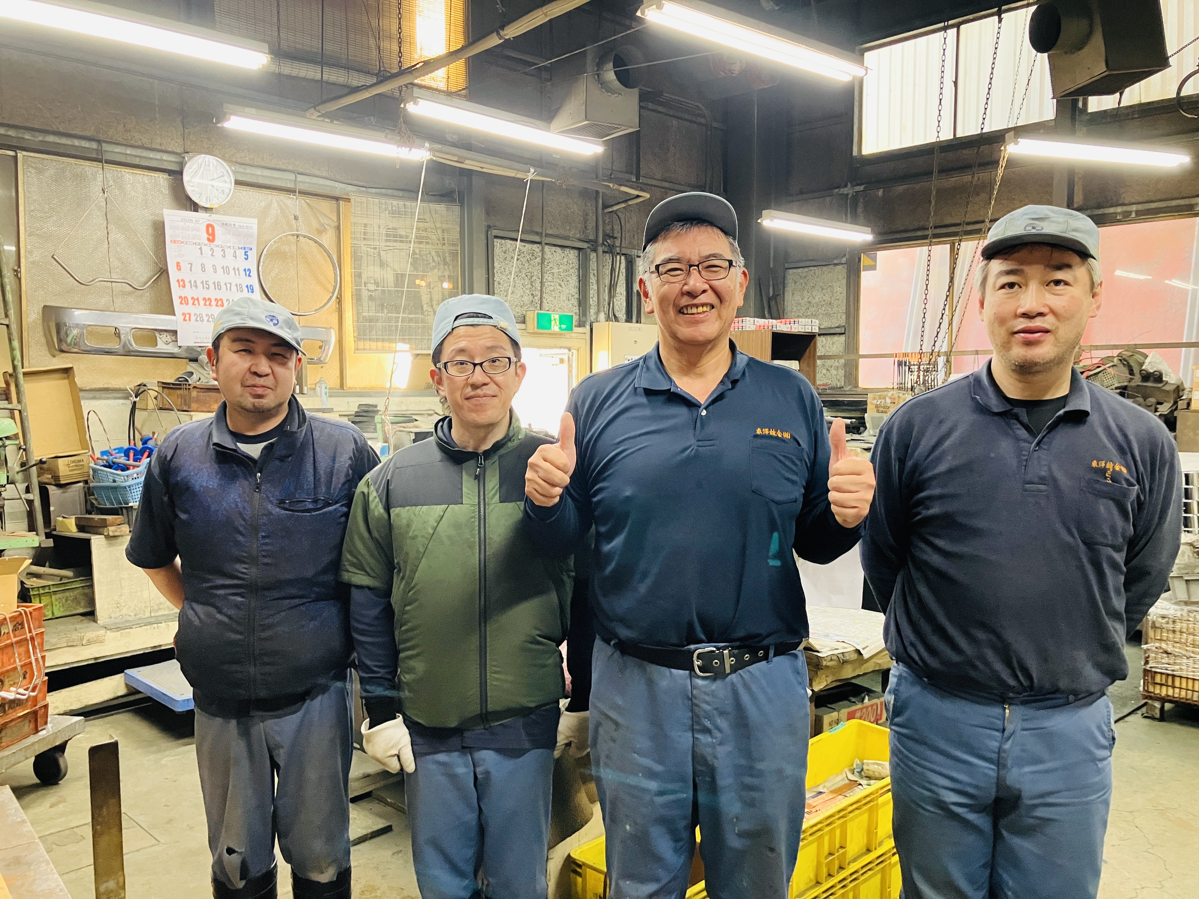 工場内には25名程のスタッフが作業をしています。
働きやすい･相談しやすい職場作りを心がけている社長なので､何か困ったことがあったときはすぐに相談してくださいね。（右から2人目が社長です！）