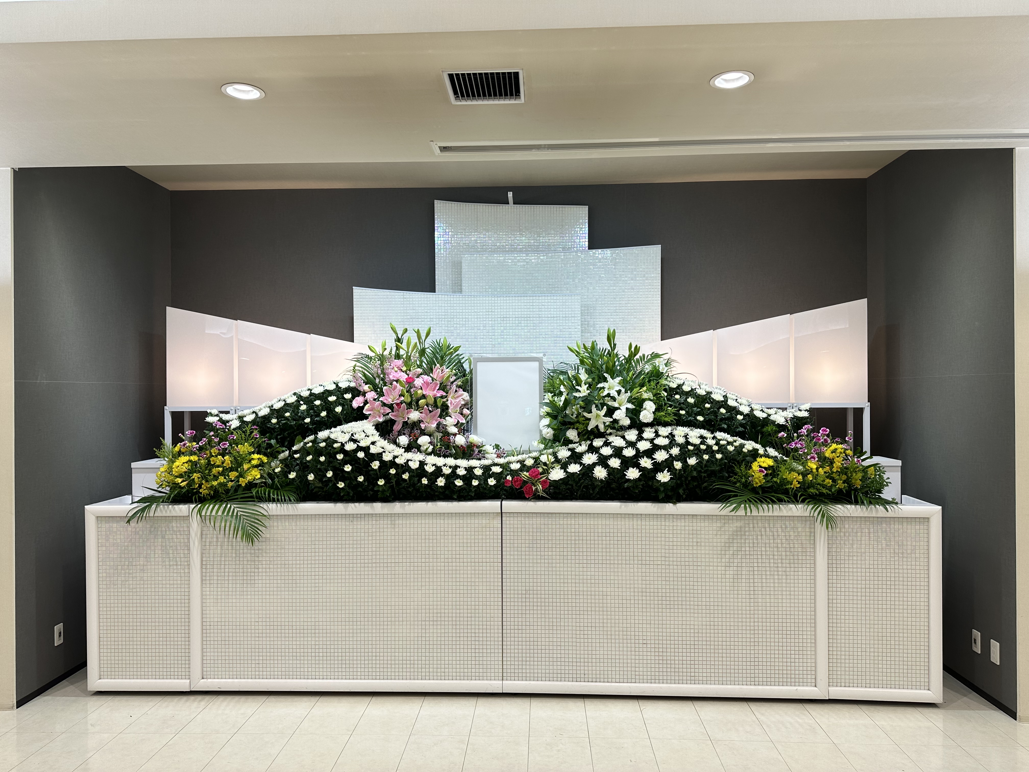 葬儀場にて写真のような祭壇を作る業務もあります。