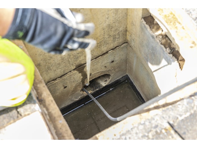 <作業風景> 道路を掘って、管路の調査・メンテナンスをすることはほとんどなく、基本はマンホールから機材を出し入れして、作業を行います。
