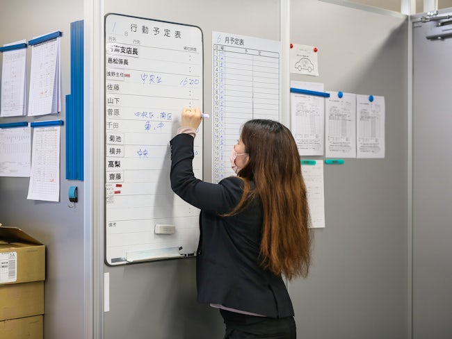【営業の日常1】エリア担当制で、1日の半分以上はお取引のあるお客様先へ訪問しています。既にお取引のあるお客様との共有・関係作りでの訪問やまだ当社とお取引のないお客様への定期訪問も行っています。