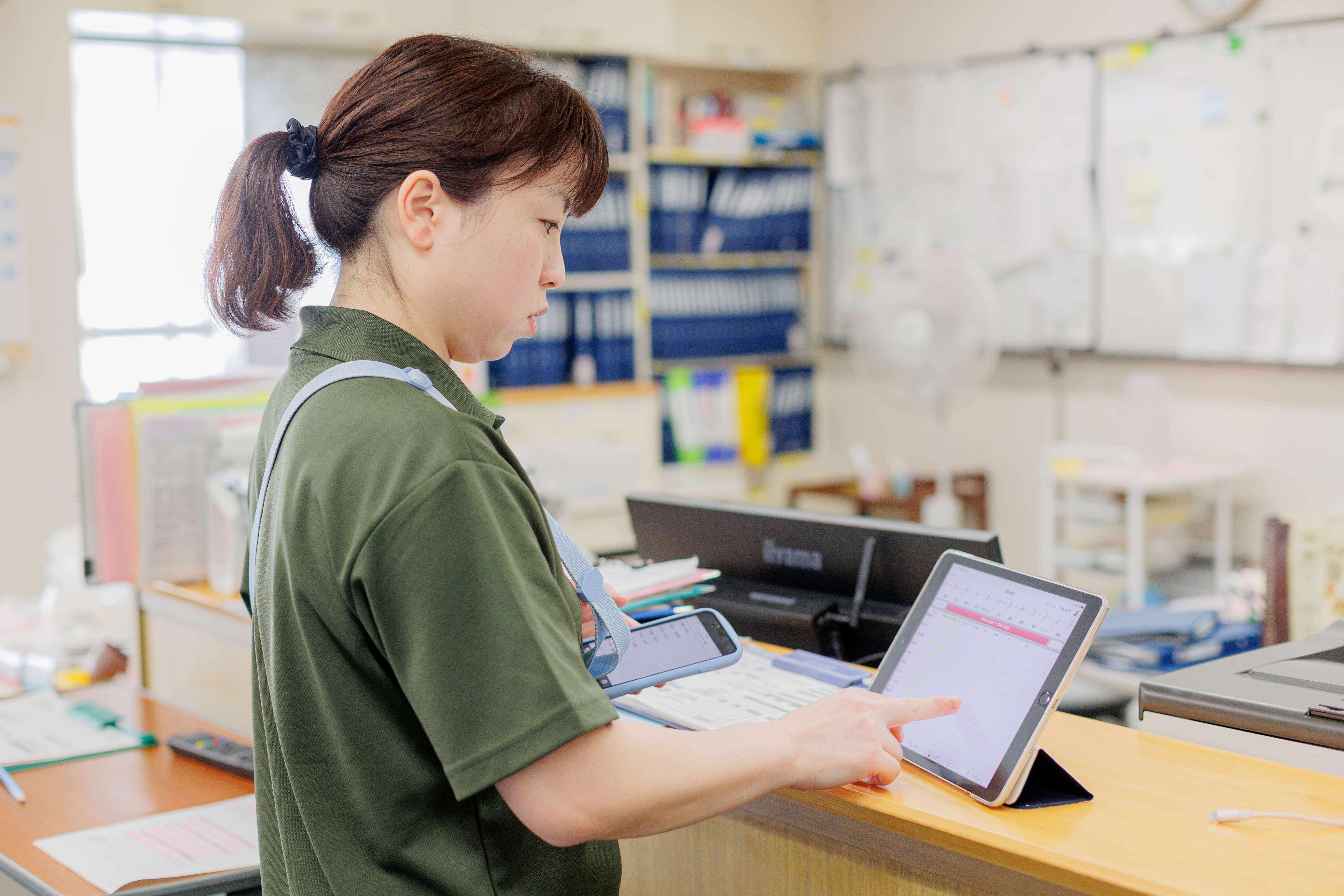 見守りセンサーや情報共有システムなどICTをフル活用。ICTで効率化するのは、高齢者に向き合う時間を増やし、ケアの質を高めるため。「考える介護」を実践し、あなたの理想のケアを形にできる環境です。