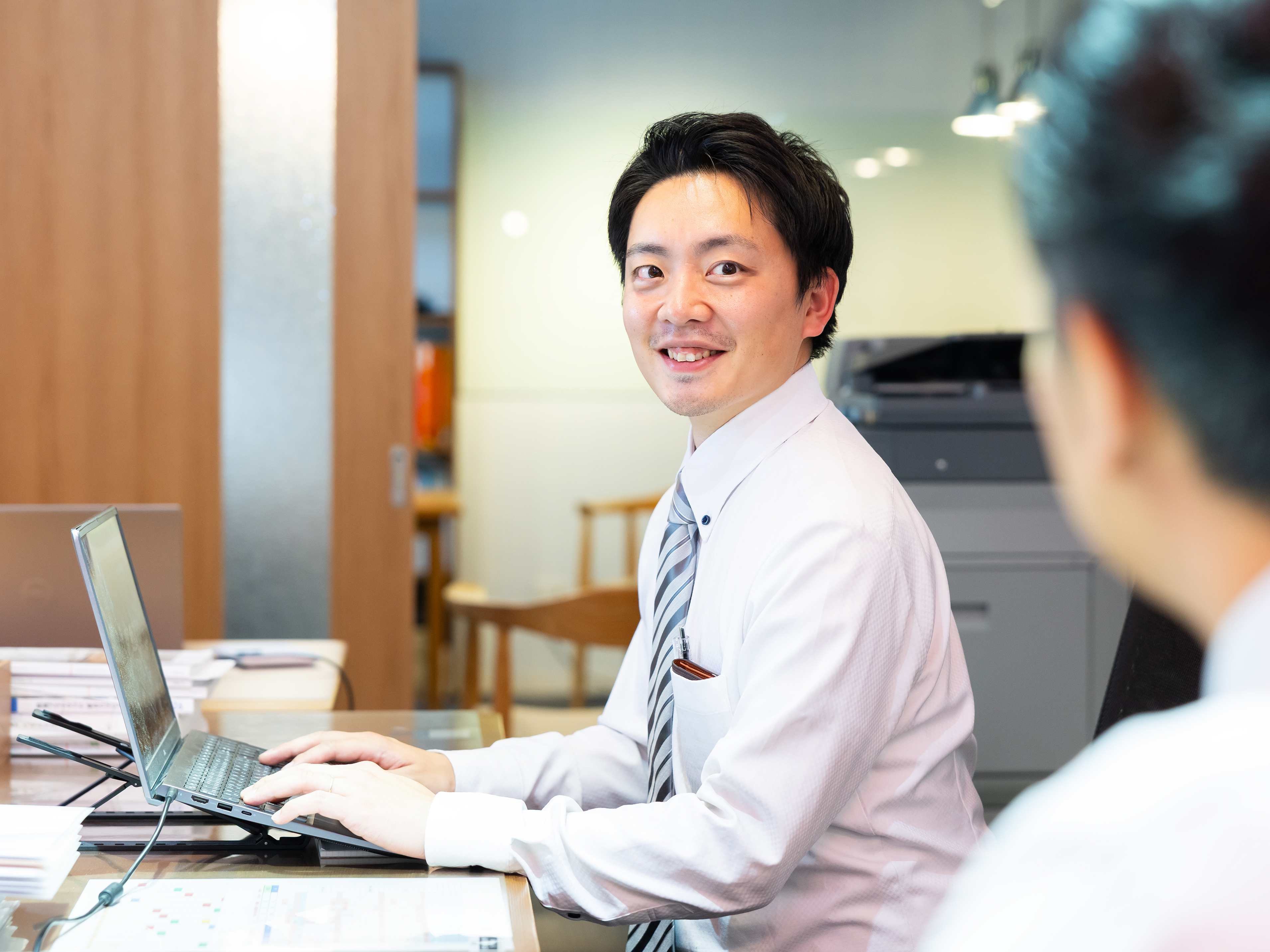 疑問があればすぐに周囲に相談できるフラットな職場です。充実したマニュアルに加え、事務所には専門書籍も多数用意。一人で勉強できる環境も整っているため、自分のペースで着実に成長できます。