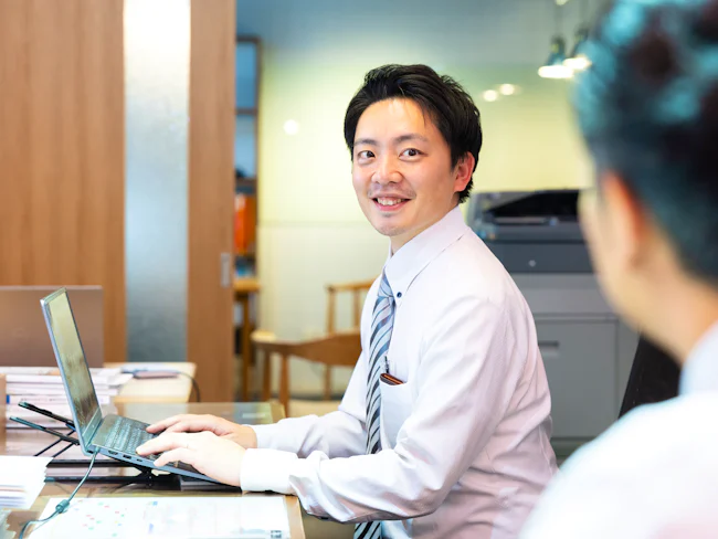 疑問があればすぐに周囲に相談できるフラットな職場です。充実したマニュアルに加え、事務所には専門書籍も多数用意。一人で勉強できる環境も整っているため、自分のペースで着実に成長できます。