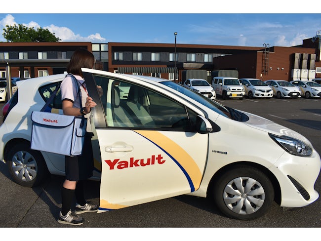 個人宅に訪問する際は近くの駐車場まで車で行って、その先は歩きです。複数人で一緒に車で向かうことも。こまめに水分補給をしながら訪問しています。