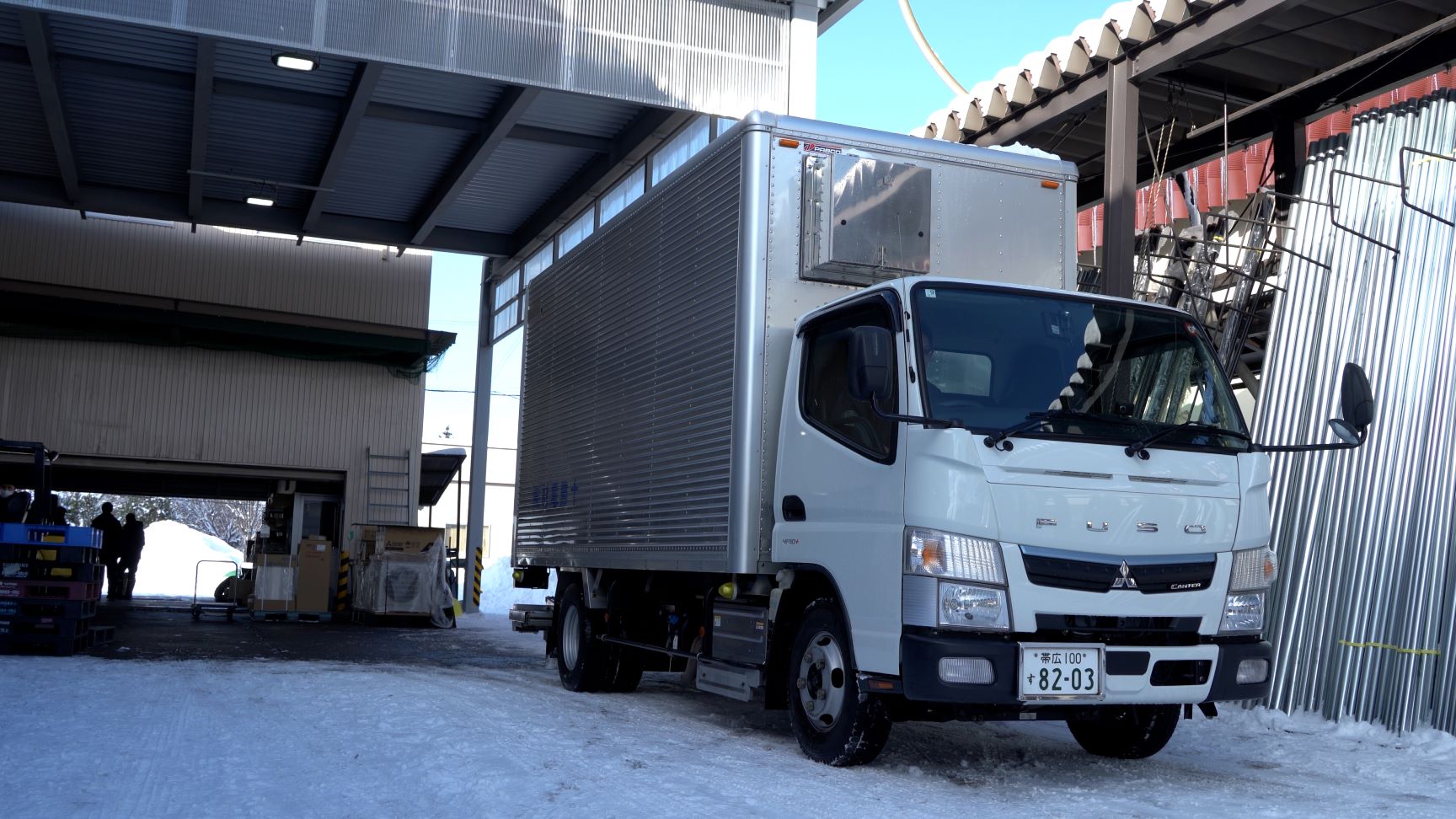 【電材の加工作業も業務のひとつ】長いロール状の電材を切ってトラックに積み込みます。難しい作業ではなく覚える事は多くないので、未経験者の方もすぐに出来るようになりますよ。