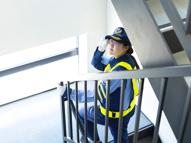 商業施設の館内警備もあります。館内警備を経験した隊員は、警備というより館内施設を全て覚えてしまうほど「ご案内」に近く、お客様とのふれあいも楽しい思い出と語ります。