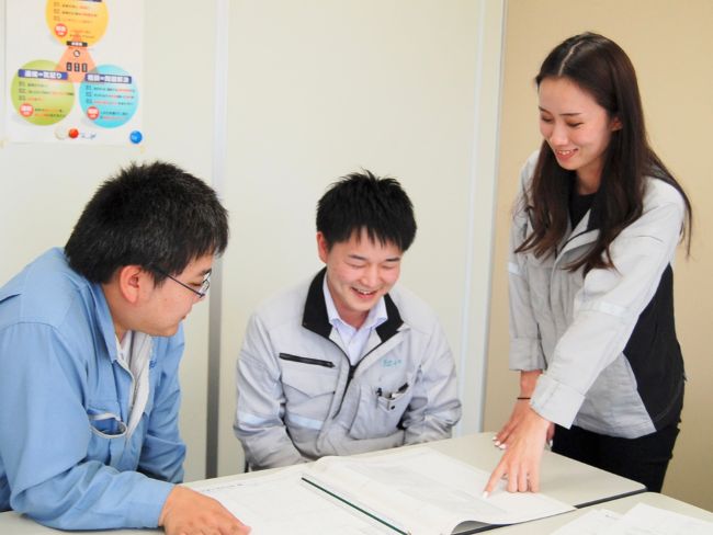 この業界で働くのは男性ばかり…とイメージがあると思いますが、実は当社では女性社員も活躍中。性別や年齢に関係なく長く安心して働ける環境を整備。誰もが成長しながら力を発揮できます。