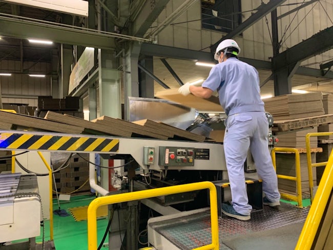 【環境への貢献】自社工場から出る故紙は製紙工場等を通じてリサイクルにも努めています。