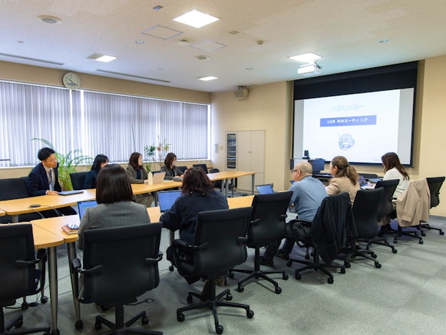 毎月第一土曜日は札幌以外もオンラインで繋いでの全体朝礼を行っています。会議後には社内の勉強会を行うことも。社内的な情報もしっかりと共有しつつ、コンスタントにスキルアップできる環境です。