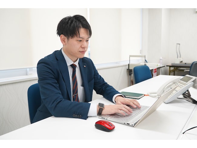 現在活躍中のスタッフの前職は営業・ホテル・介護・アパレルなど多種多様。塾に通ったことがないスタッフもいます。共通点は「練成会のヴィジョンに共感したこと」です。