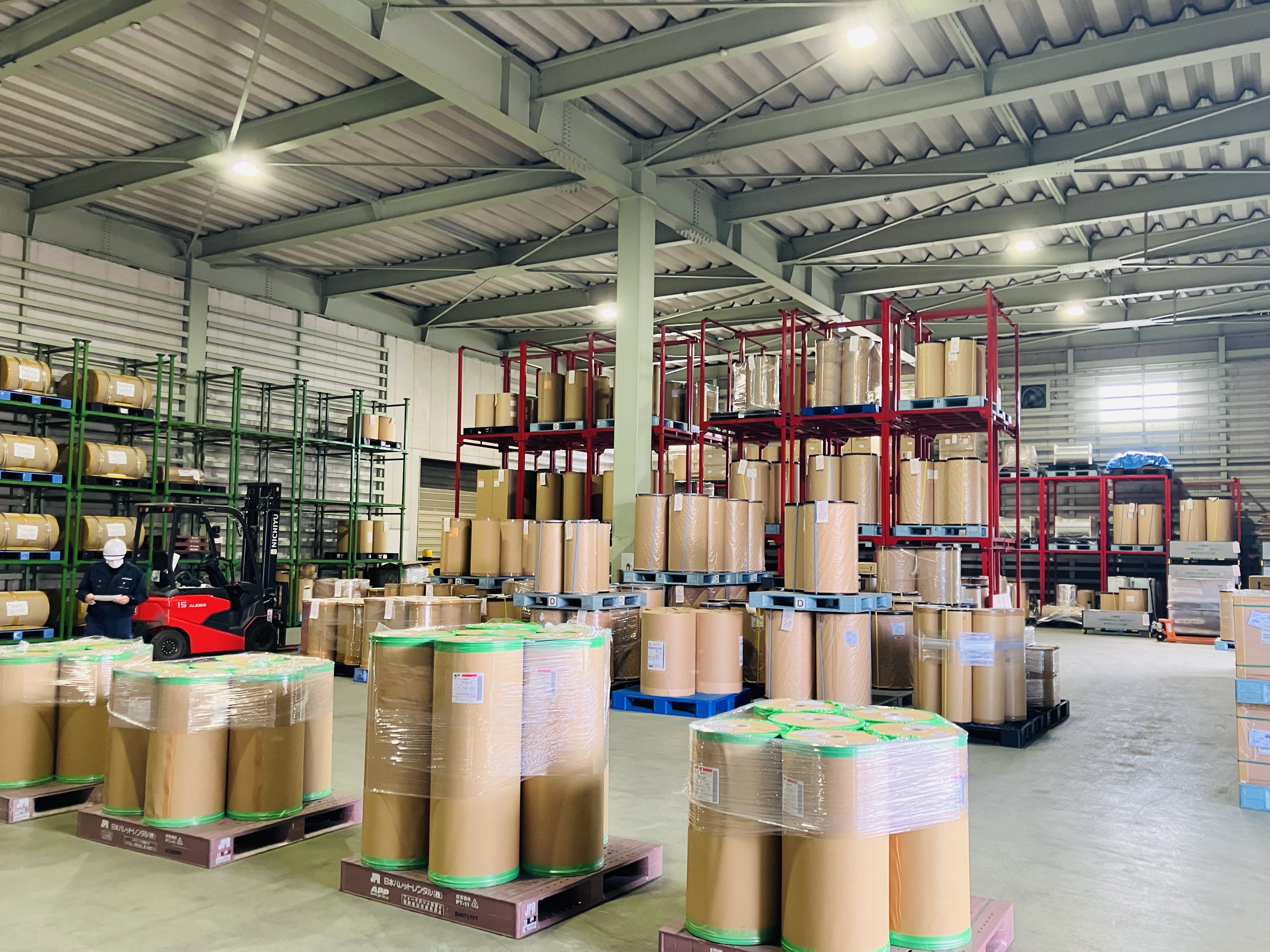 倉庫には配送する紙・フィルム・包装資材などが並び、その光景は圧巻！重量物を扱うので製品の移動や保管、積込はフォークリフトやクランプリフトなどを使います。