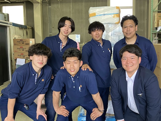 札幌営業所は、札幌市中央卸売市場のエリアにあり事務所と倉庫が隣接した作りになっています。スタッフは34名在籍しています。