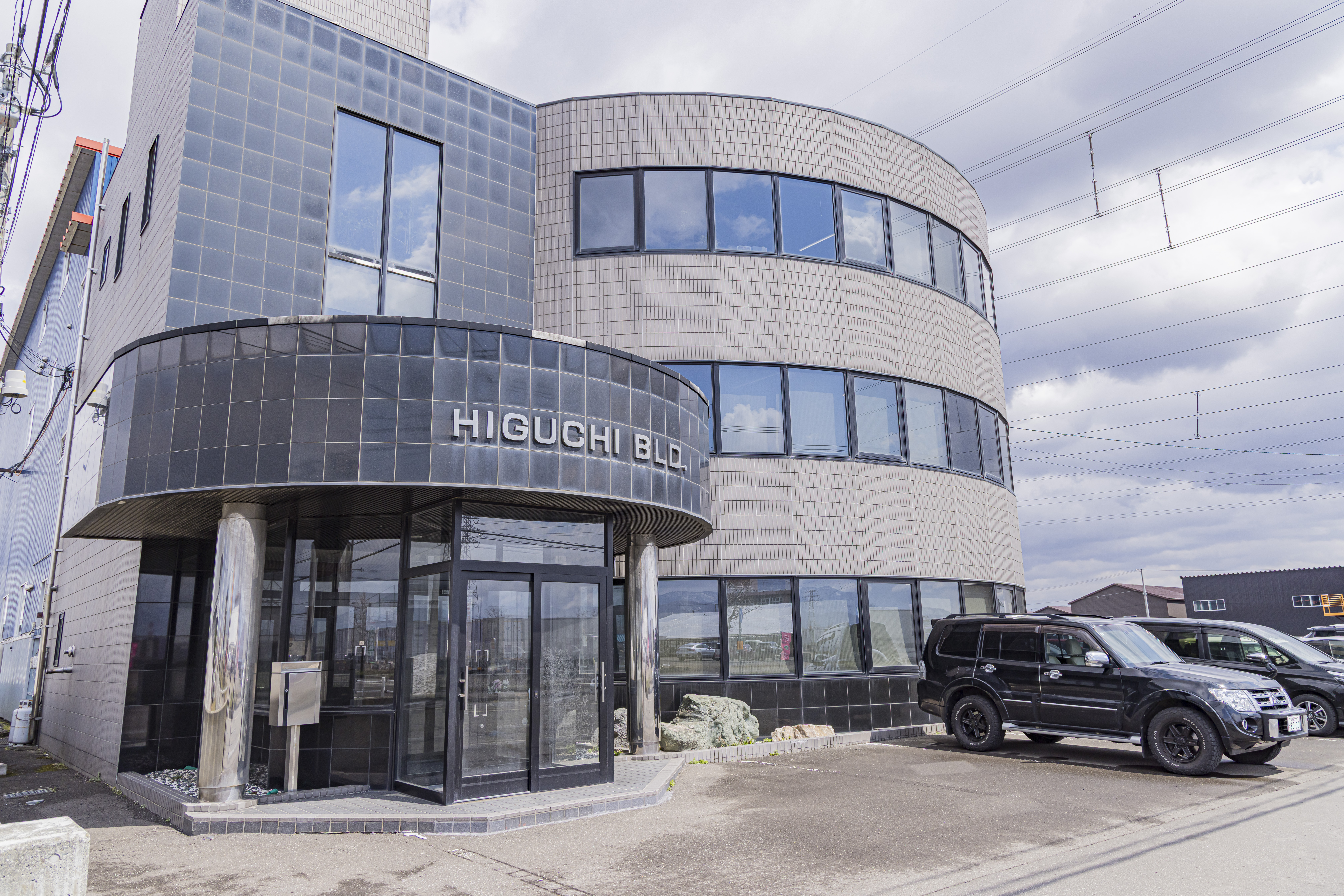 【有給休暇も取りやすい】
事前申請で、学校行事や家族旅行のための有給休暇も気兼ねなく取得できます。社員のプライベートを尊重する風土が根付いているため、気まずい思いをすることなくお休みを満喫できます。