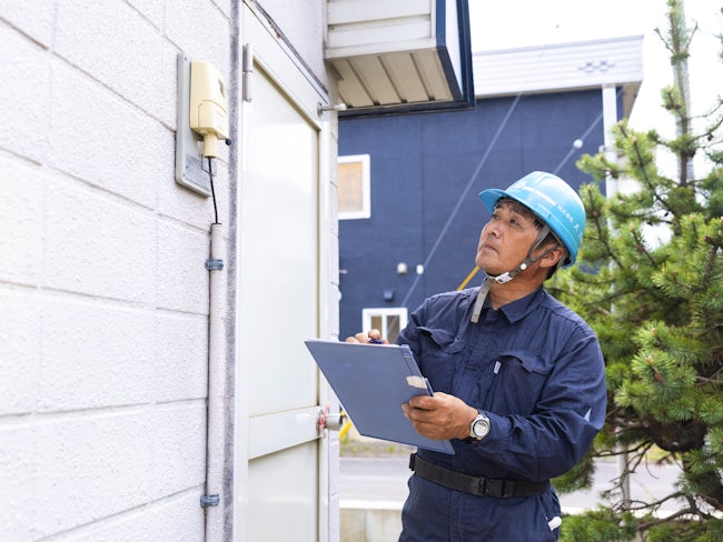 水道メーターの確認も大切な仕事の1つ。メーターの数字を見て、異常がないか確認します。