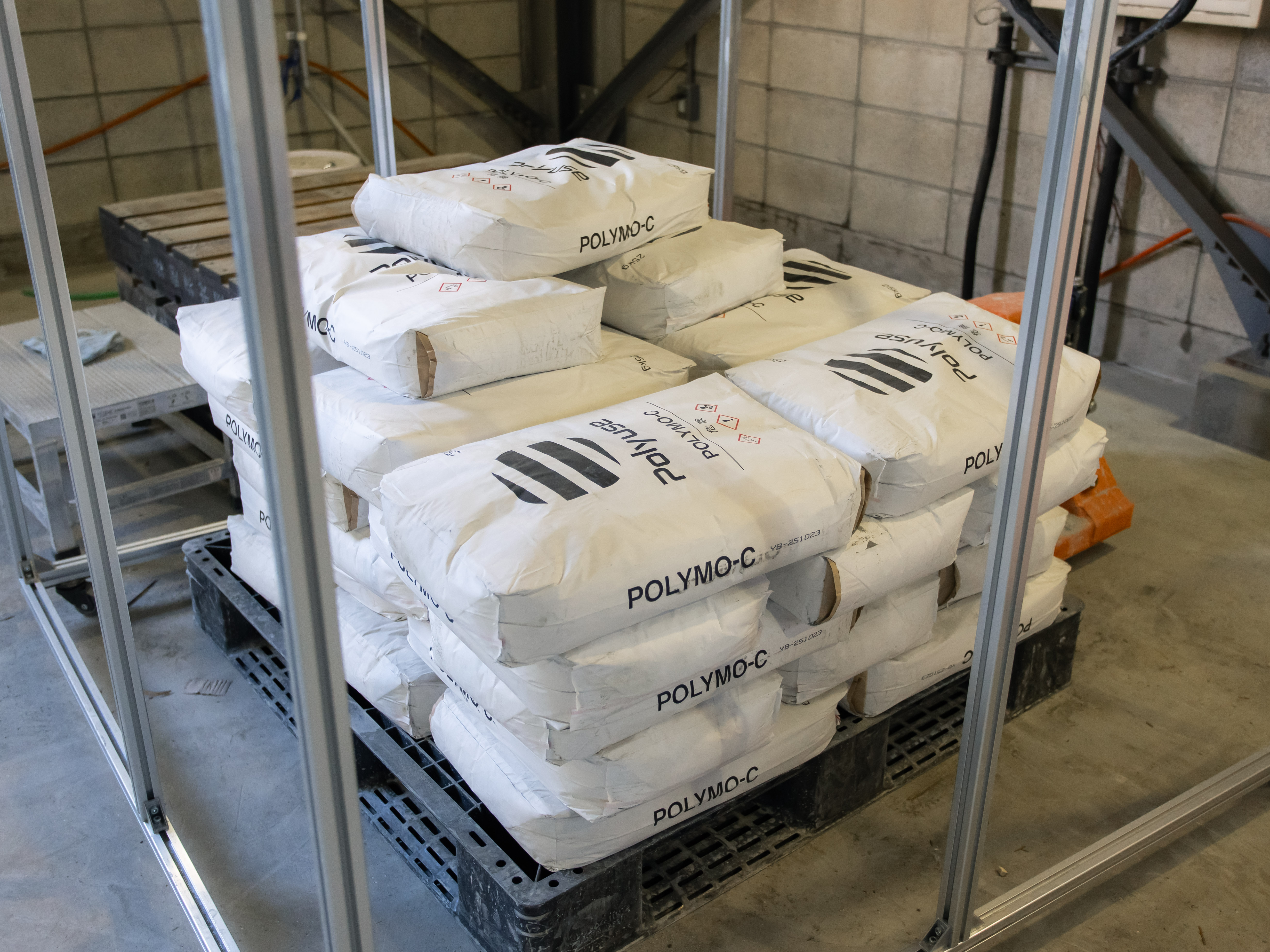 【3Dプリンタの特徴】
こちらは3Dプリンタ専用の原料。3Dプリンタの機械自体の性能もすごいですが、積層用に開発された特殊な材料を使っているからこそ、構造物としての強度がしっかり出るんです！