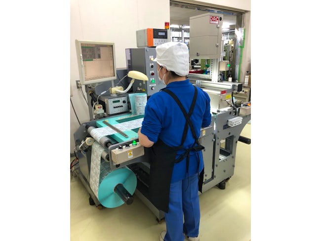 <加工部門>
シールやラベルに印刷された文字の品質調査作業中の1枚。
機械に通すと文字が拡大され、より細かく文字が映し出されます。