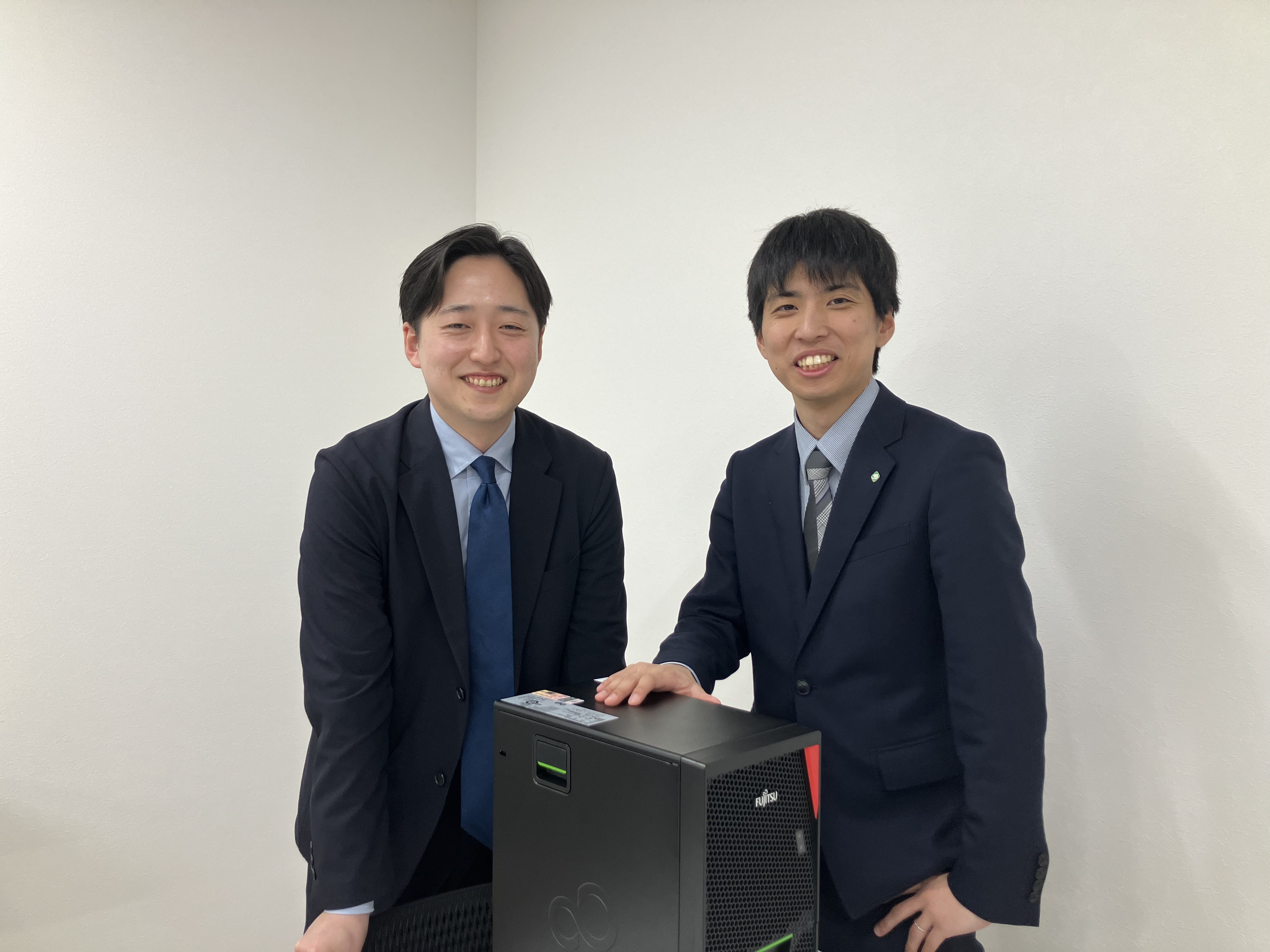 お互いまだ入社してから2年弱ですが、良い意味で自由度が高く､のびのびした社風に居心地の良さを感じています！