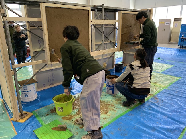 <入社10年目の女性スタッフ>
長く活躍してくれており、資格も取得しました(資格取得時は、会社が全額負担)現在は大きい現場の責任者として任せてもらっています。
前職はエステ勤務や事務員など様々です。