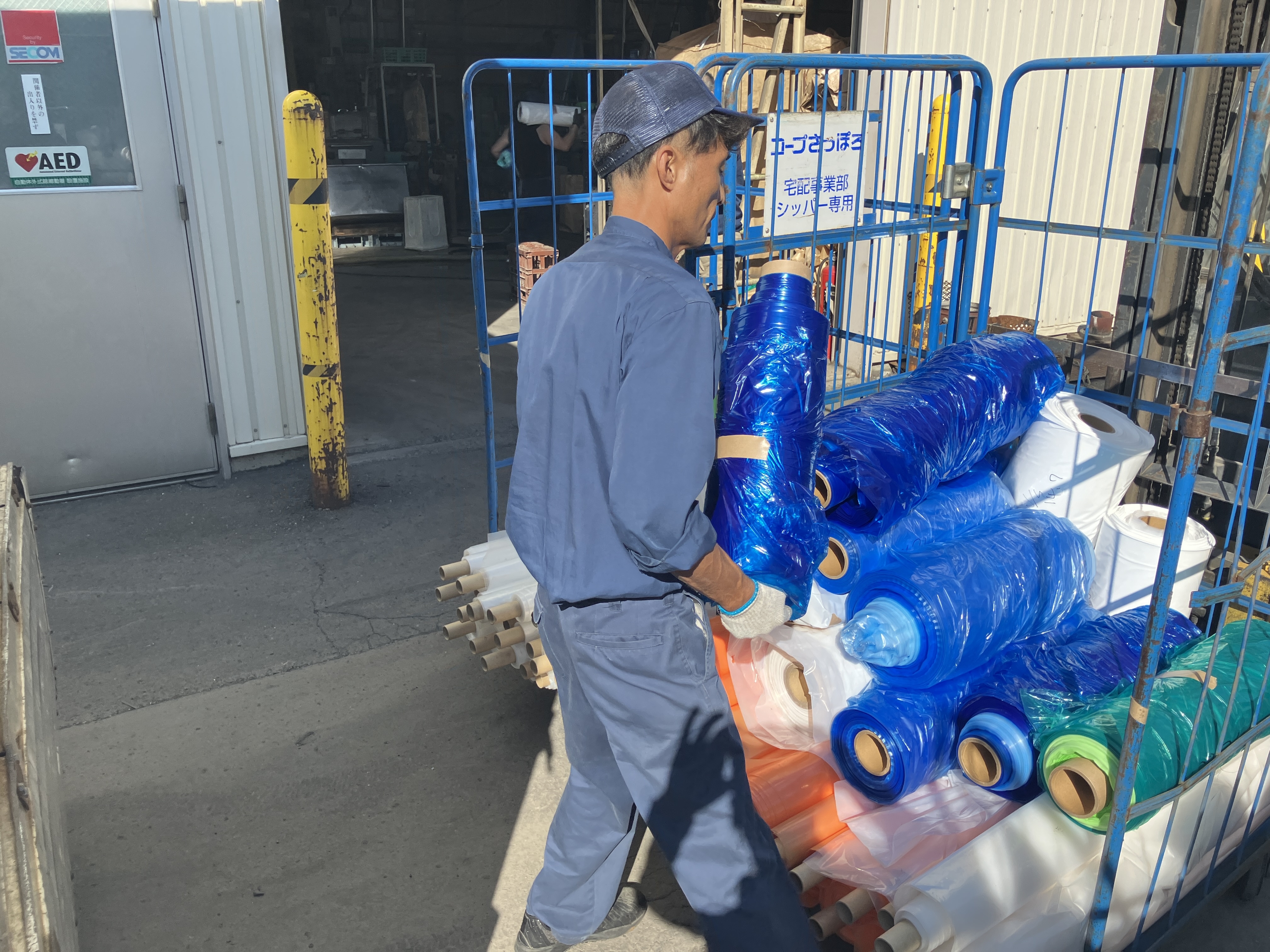 工場内での製造がメインですが､原料の配送助手としての作業もございます！難しい作業ではありません｡原料のもととなる廃プラスチックを降ろしたり､原料を積んだりなどの軽作業です！