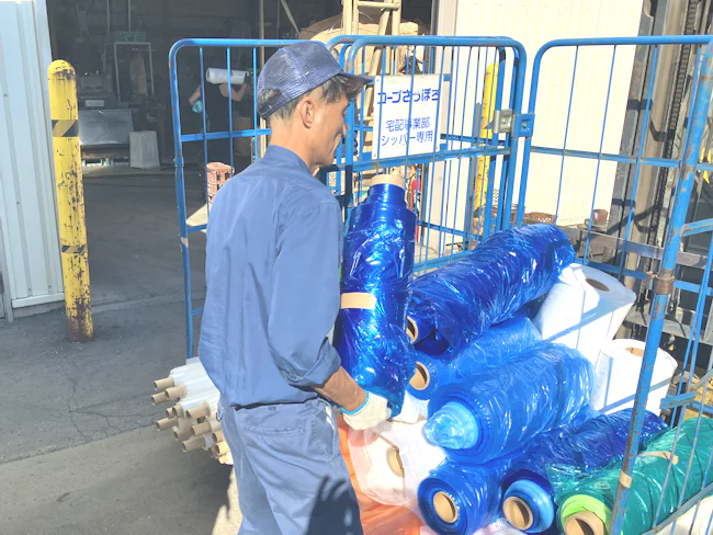 工場内での製造がメインですが、原料の配送助手としての作業もございます!難しい作業ではありません。原料のもととなる廃プラスチックを降ろしたり、原料を積んだりなどの軽作業です!