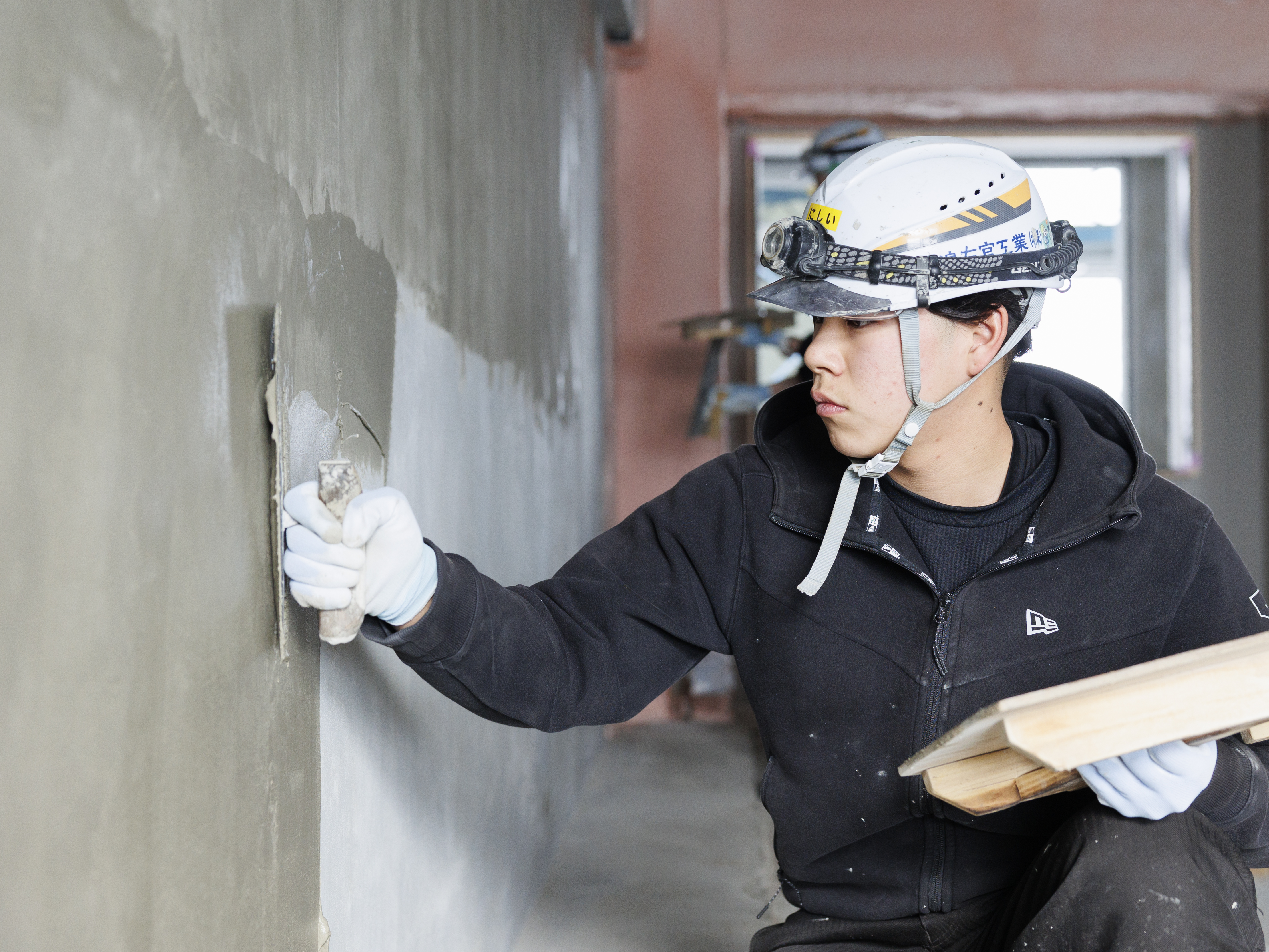 【唯一無二の技術力】 近年、再注目を浴びる左官の技。漆喰や土壁など、自然由来の素材を用いた手仕事の温もりが高く評価されています。創業95年の歴史に裏打ちされた本物の技術を、一生の財産にしませんか？