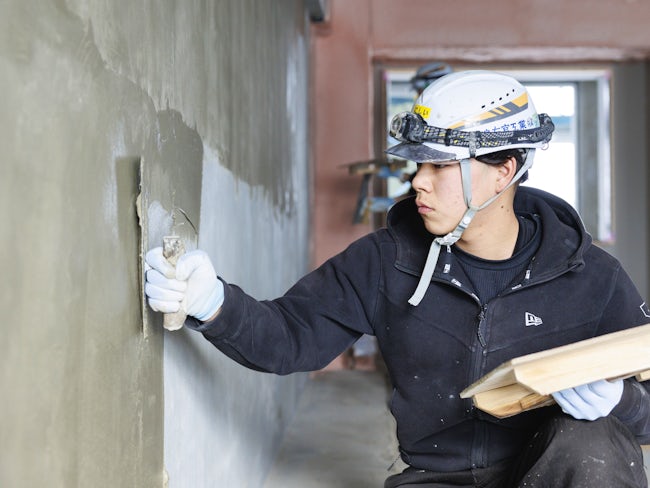【唯一無二の技術力】 近年、再注目を浴びる左官の技。漆喰や土壁など、自然由来の素材を用いた手仕事の温もりが高く評価されています。創業95年の歴史に裏打ちされた本物の技術を、一生の財産にしませんか?