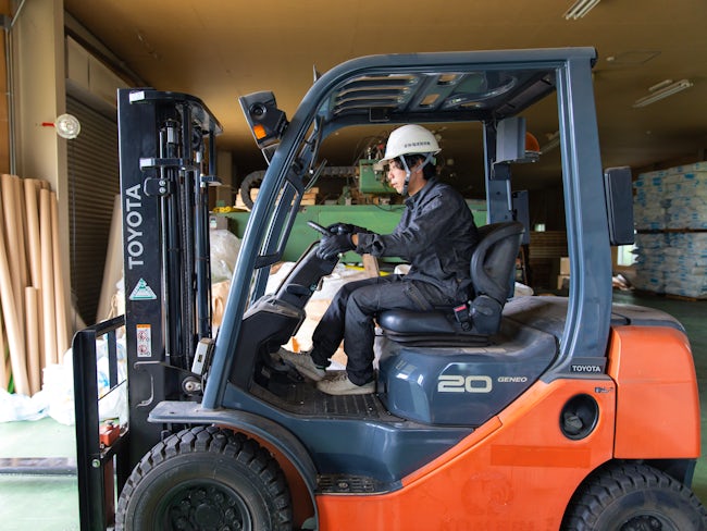 入荷した断熱材はフォークリフトで運びます。業務で必要となる中型免許などの資格は、費用を会社が全額負担する取得支援制度でしっかりサポートしますのでご安心ください。