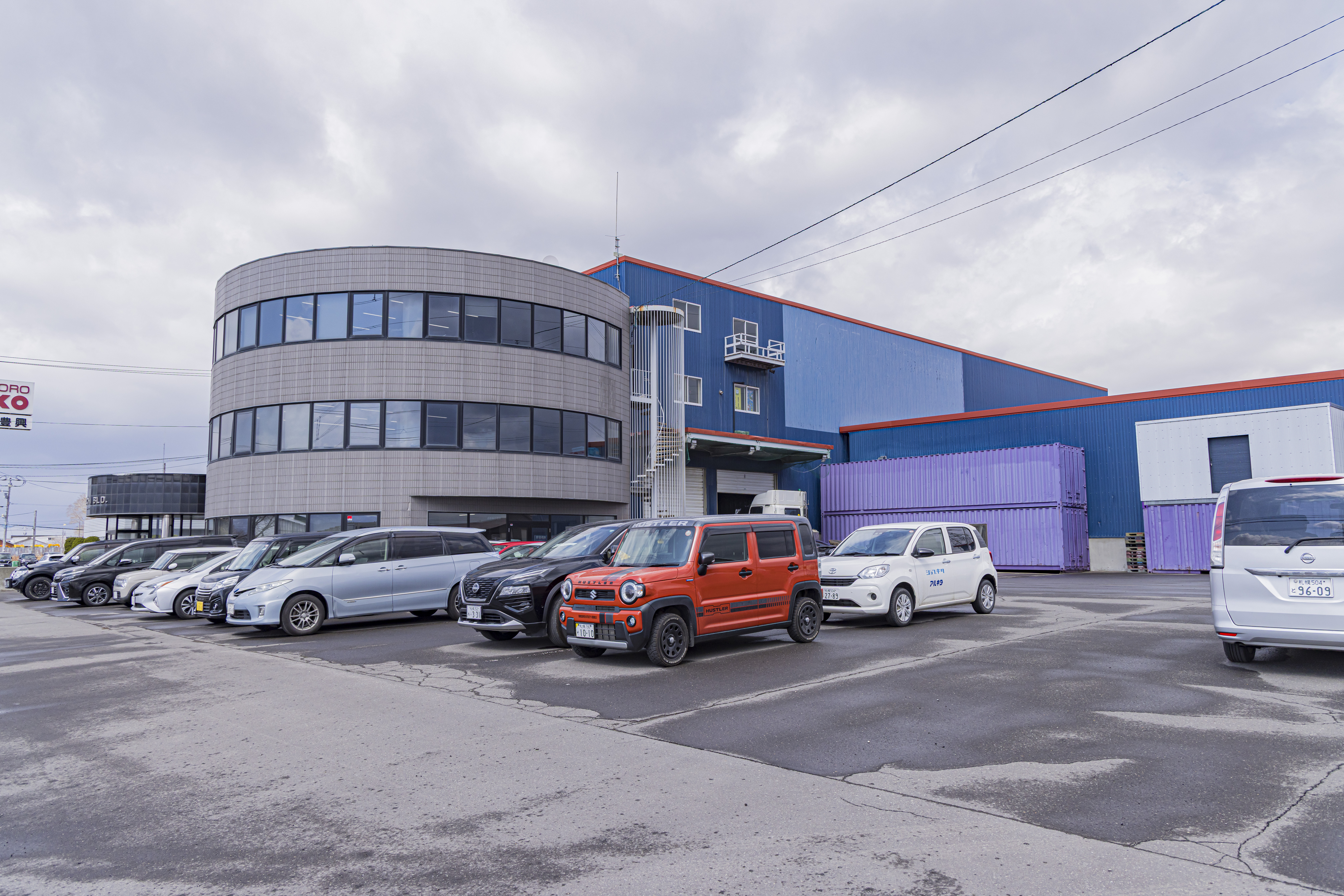 【札幌市内各所にあった拠点を集約】
かつて分散していた配送拠点を本社に集約。これにより業務効率化が進み、よりスムーズな配車とスピーディーな対応が可能に。無駄を省き、働きやすい環境へと進化しています。