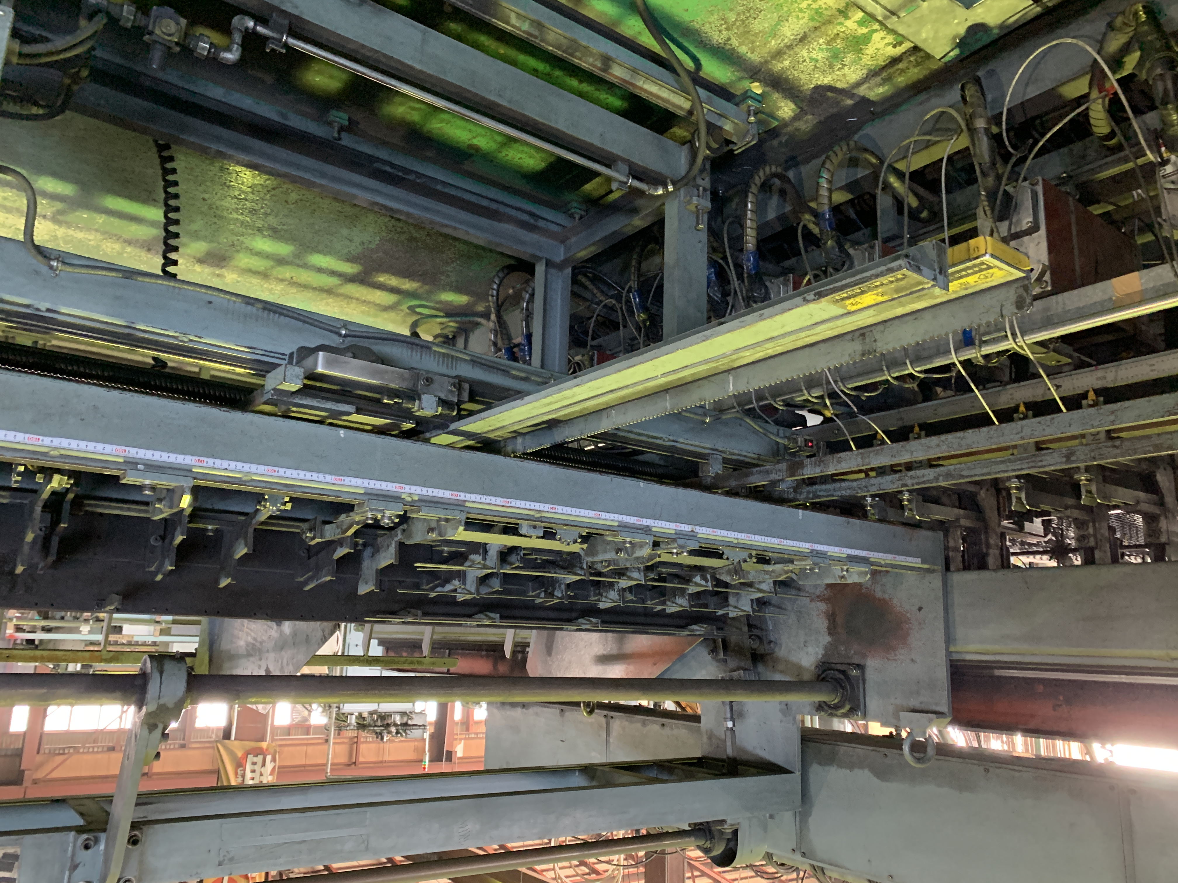 ＜仕事の流れ③＞
工程の途中では機械を止めて手作業で鉄材をセットする作業もあります。