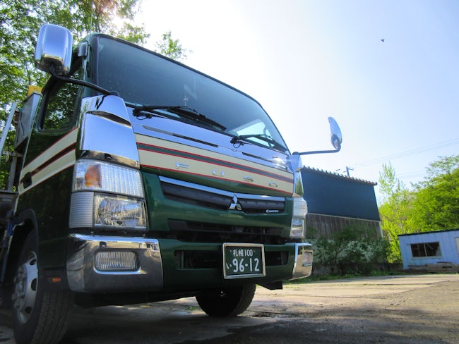 ユニック車のクレーンを操作してズレのないようキッチリ荷物を積み上げます。「初めはクレーンの操作に不安もありましたが、慣れれば大丈夫!」と話すドライバーも多く、数日の講習で取得可能なのでご安心下さい!