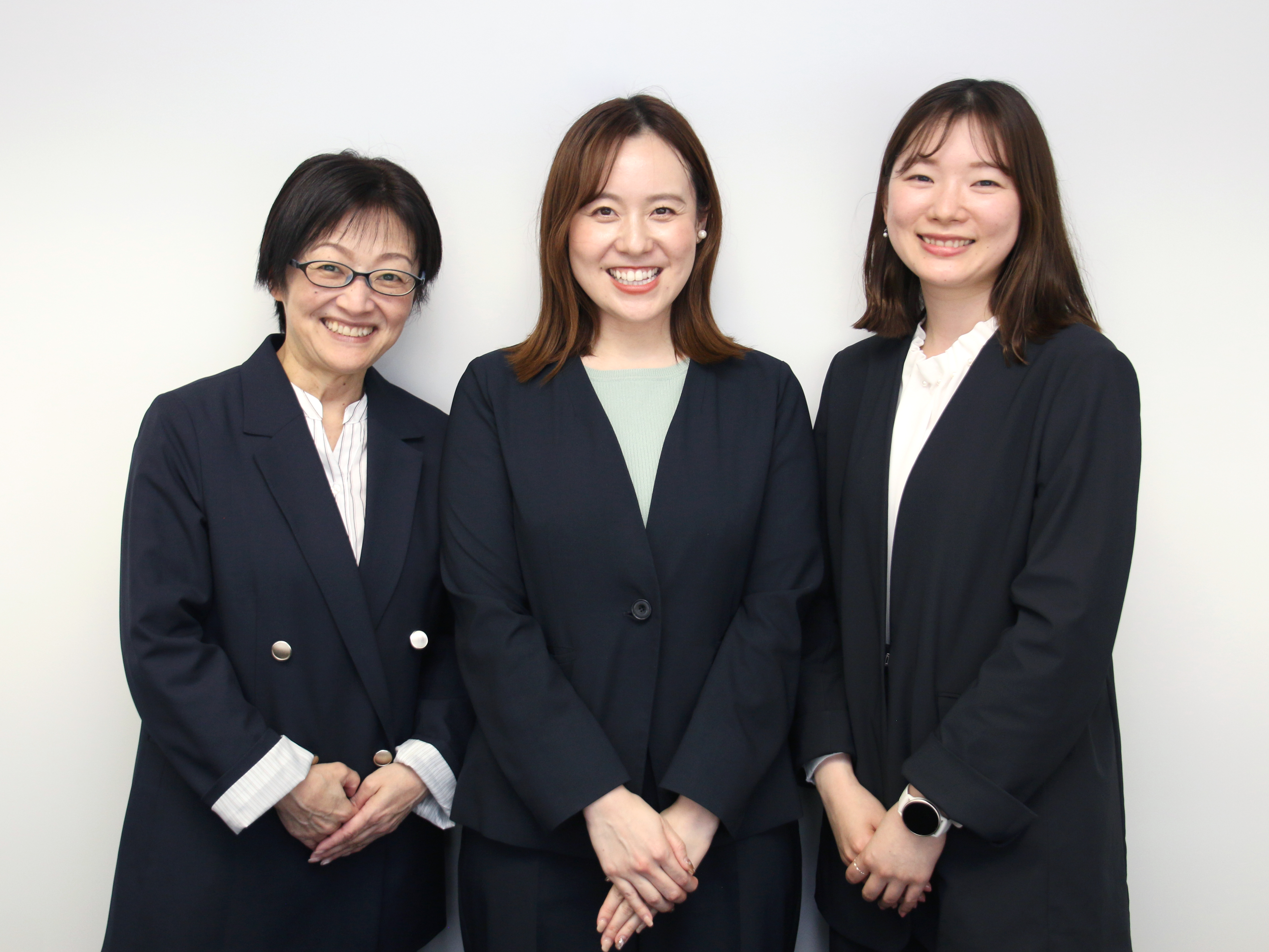 ＜左から南部支店長、採用担当 山本さん・小笠原さん＞山本さんも小笠原さんも、元はお客様対応でした。年に1度、目指したいキャリアと現在の業務をすり合わせる意思疎通の場＝「自己申告制度」も用意されています。