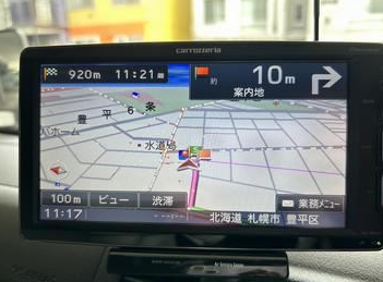 機械警備は異常時に現場へ向かい、状況確認や対応を行う仕事です。人や街の安心を支える役割として、日々の対応がトラブルの未然防止につながっています。業務を通じて知識や判断力も身につき、成長できる仕事です。