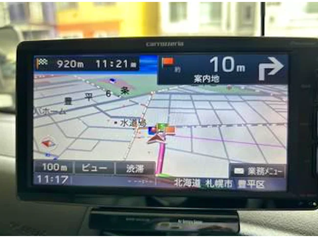 機械警備は異常時に現場へ向かい、状況確認や対応を行う仕事です。人や街の安心を支える役割として、日々の対応がトラブルの未然防止につながっています。業務を通じて知識や判断力も身につき、成長できる仕事です。