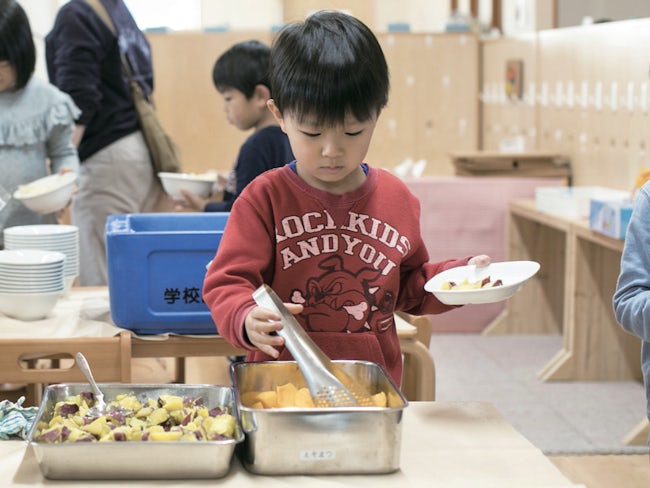 週に1度位の子どもたちとの昼食時間も楽しみのひとつ。身近に子どもたちの成長を見て感じられるお仕事です。