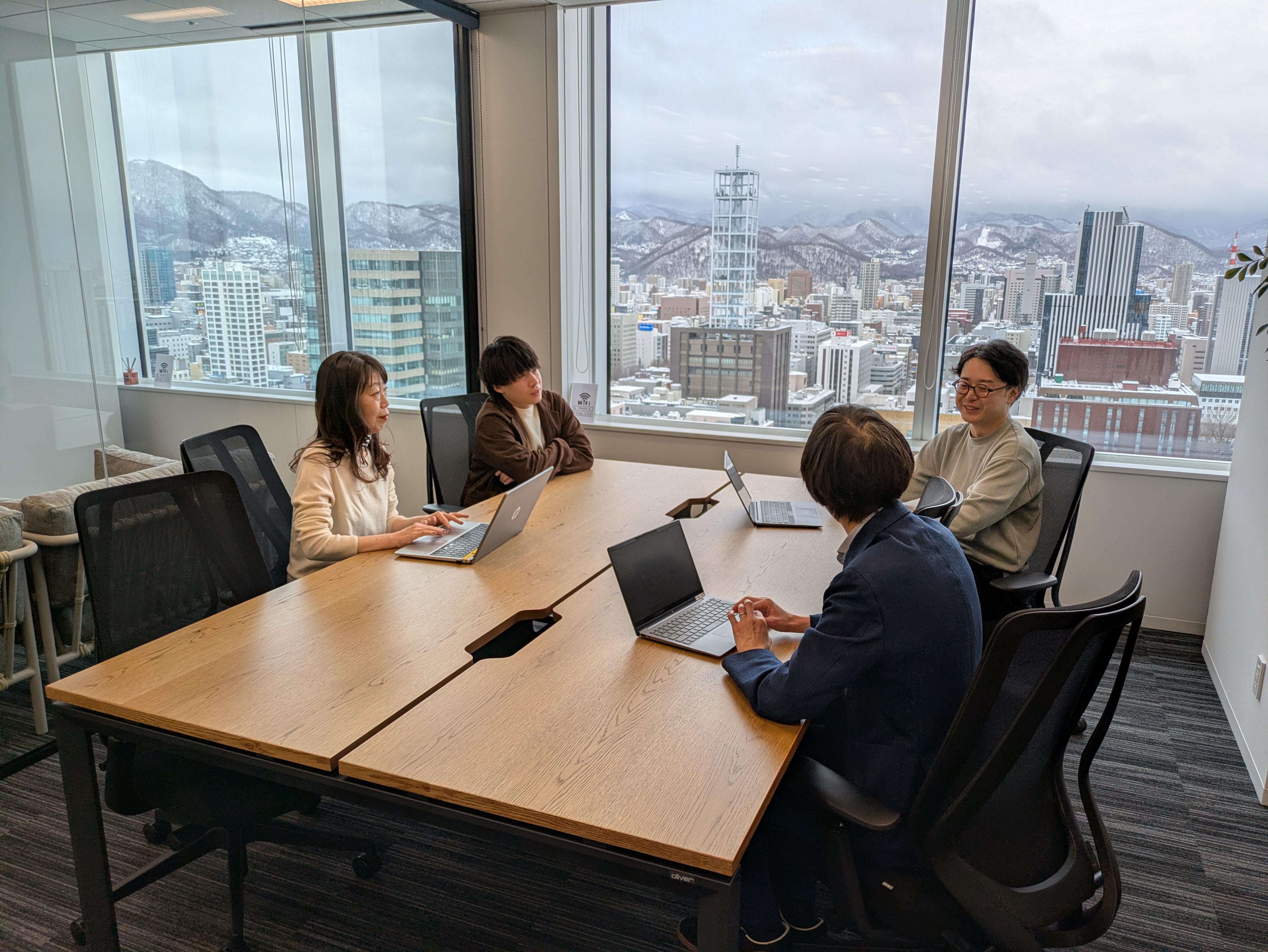 札幌支店の正職員は35歳の支店長をはじめ、平均年齢３３歳の若手が中心となり、活躍できるメンバーが揃っております。バックオフィス業務を支える女性パートスタッフを含め4名、少数精鋭のアットホームな職場です。