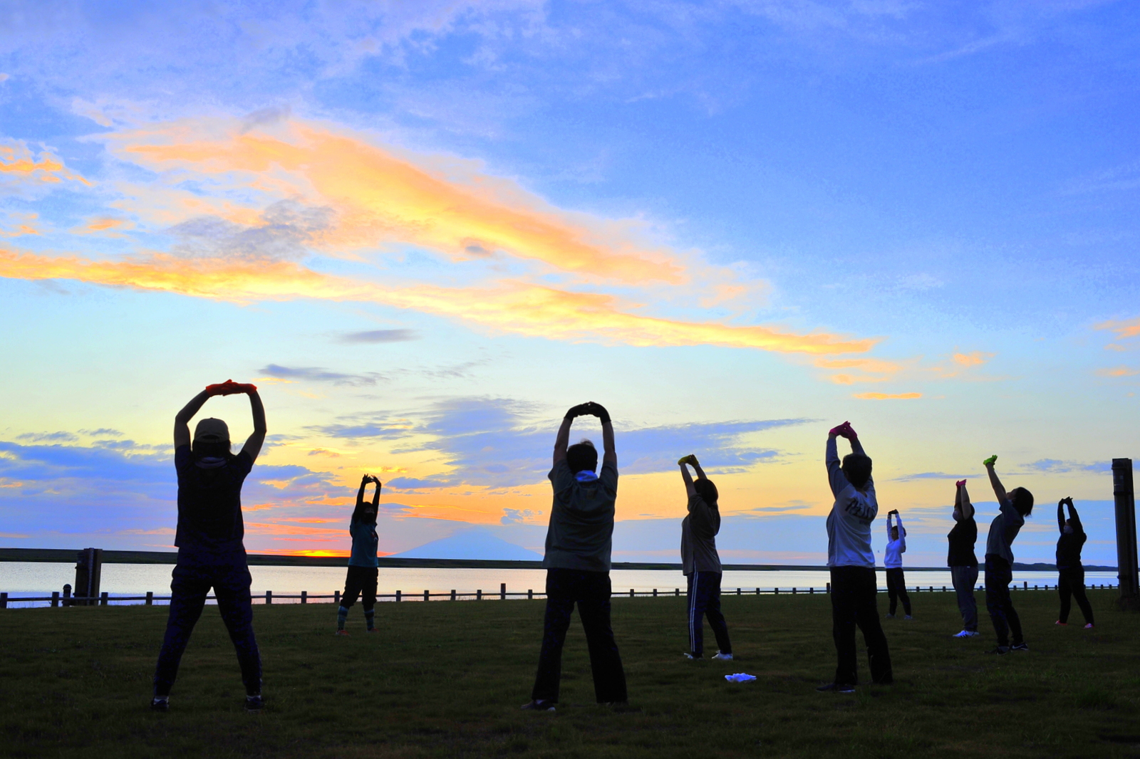 天塩川のほとりで心と体を整えるリバーサイドヨガ。雄大な自然の中で、開放的な気分を味わいながらリフレッシュできます。