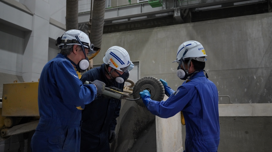 近年のごみ処理プラントは、環境保全意識の高まり、熱エネルギーの利用、再資源化技術の導入などにより、複雑化しています。私達は施設の運転・管理のため、チーム制で施設の安全・安定運転に取り組んでいます。