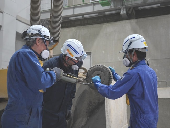 近年のごみ処理プラントは、環境保全意識の高まり、熱エネルギーの利用、再資源化技術の導入などにより、複雑化しています。私達は施設の運転・管理のため、チーム制で施設の安全・安定運転に取り組んでいます。