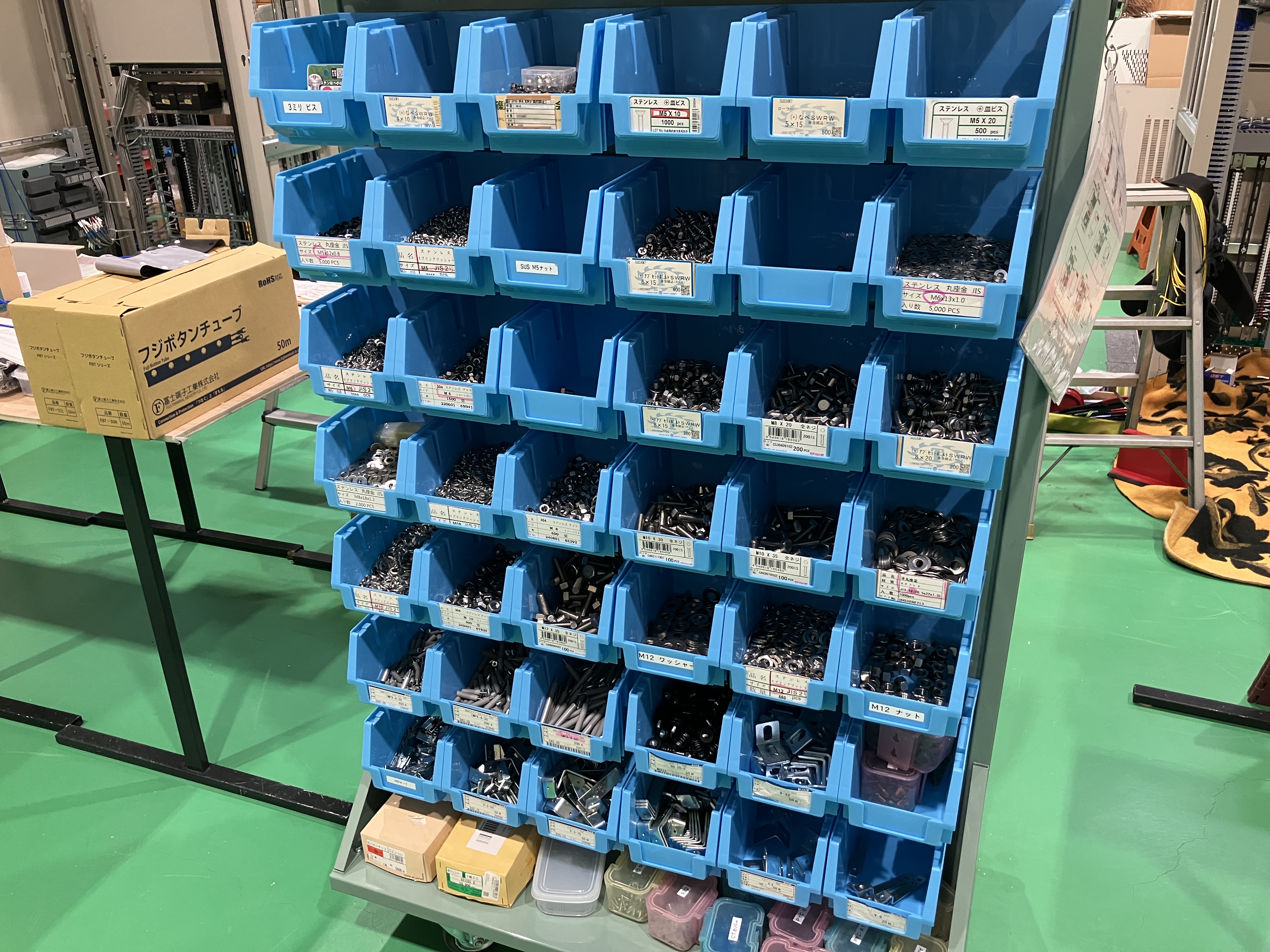組み立て部門の立ち上げ時に、作業メンバーの意見をもとに作業環境を整えました。作業効率を上げるためストッカーひとつにもこだわっています！