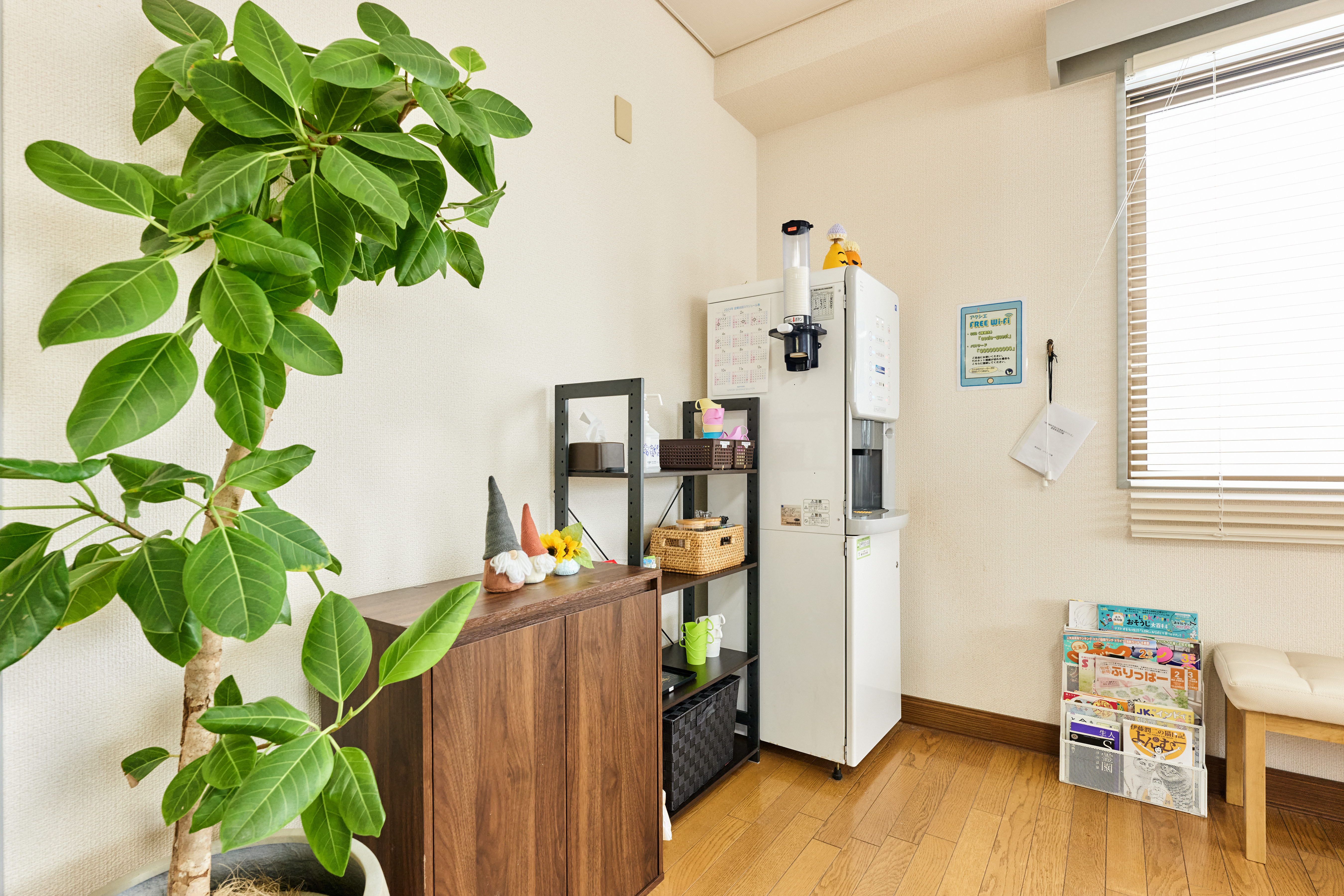 事業所には、無料で使用可能なドリンクサーバーが完備されています。