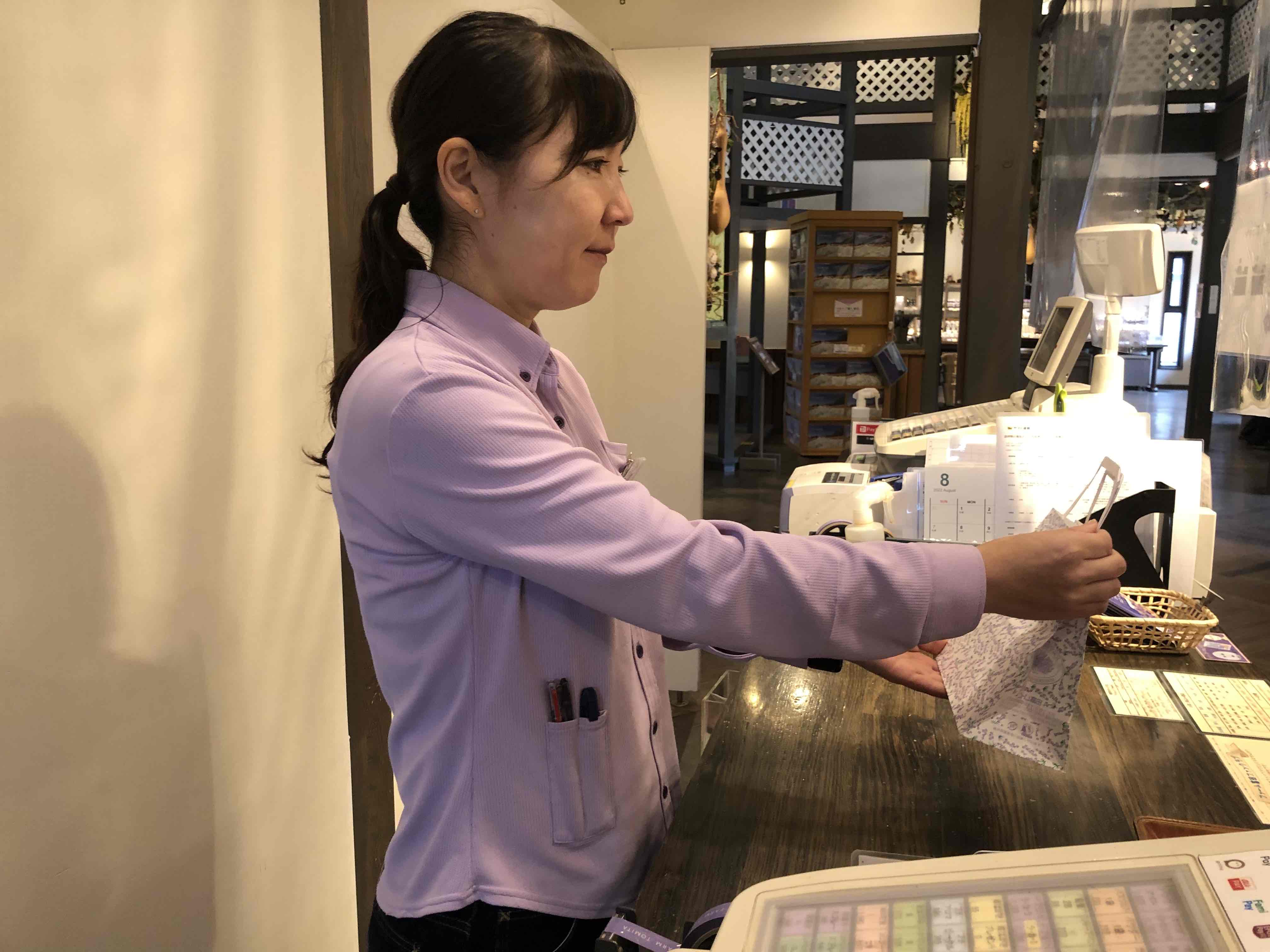 ショップではたくさんのラベンダー製品を販売しています。香水・ソープ・ドライフラワーなどの雑貨や、ソフトクリームなどを取り扱っています。