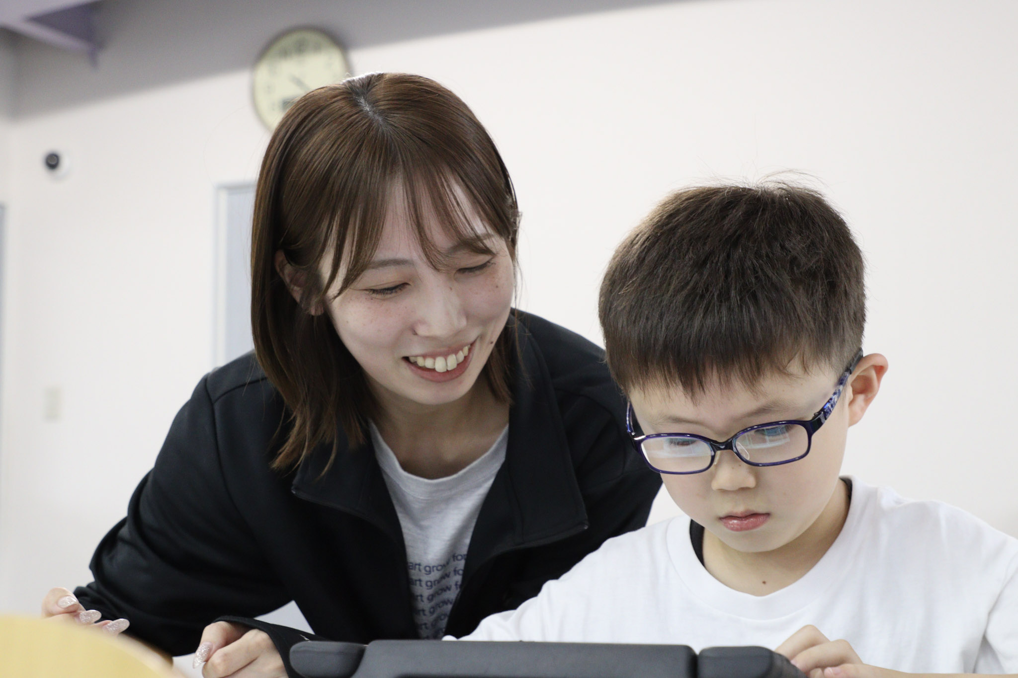 大切なのは外見ではありません。偏見なくフラットに。職員も利用者さんも、「自分らしく活躍できる」のがとらくろです。