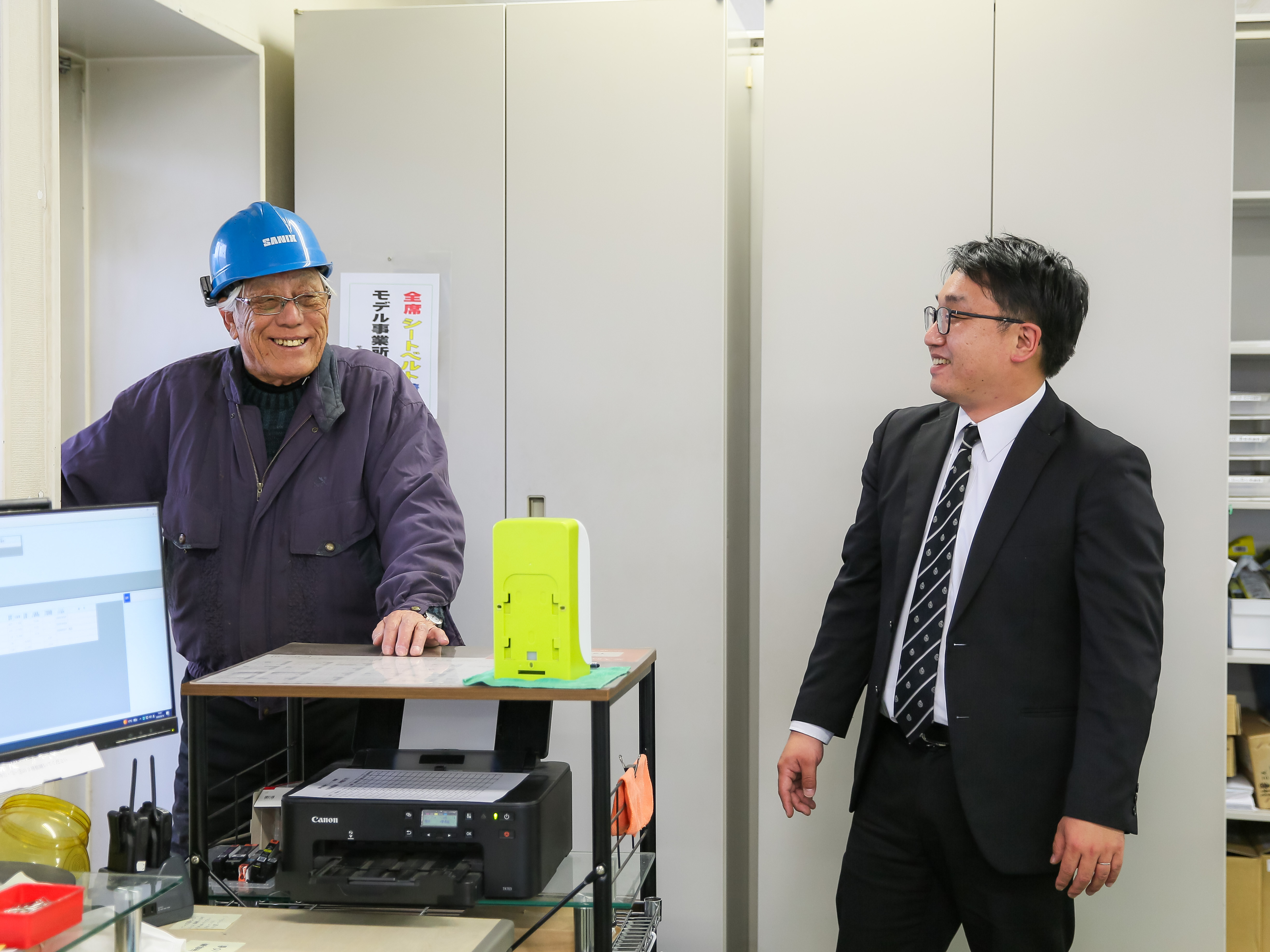 【年齢層】20代〜60代まで幅広い年齢層のスタッフが在籍｡工場内スタッフ､営業スタッフ､事務スタッフなどなど､様々な部門のスタッフが協力し合って仕事を行っています｡