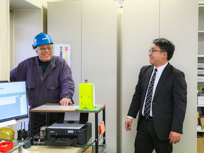 【年齢層】20代〜60代まで幅広い年齢層のスタッフが在籍。工場内スタッフ、営業スタッフ、事務スタッフなどなど、様々な部門のスタッフが協力し合って仕事を行っています。