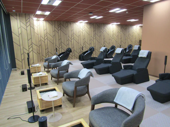 オフィスに「濡れない足湯」が出現!
札幌拠点だけの自慢スポット。服を着たまま、じんわり温まってリフレッシュ!休憩時間は心も体もポカポカ、笑顔のコミュニケーションが生まれる場所です。