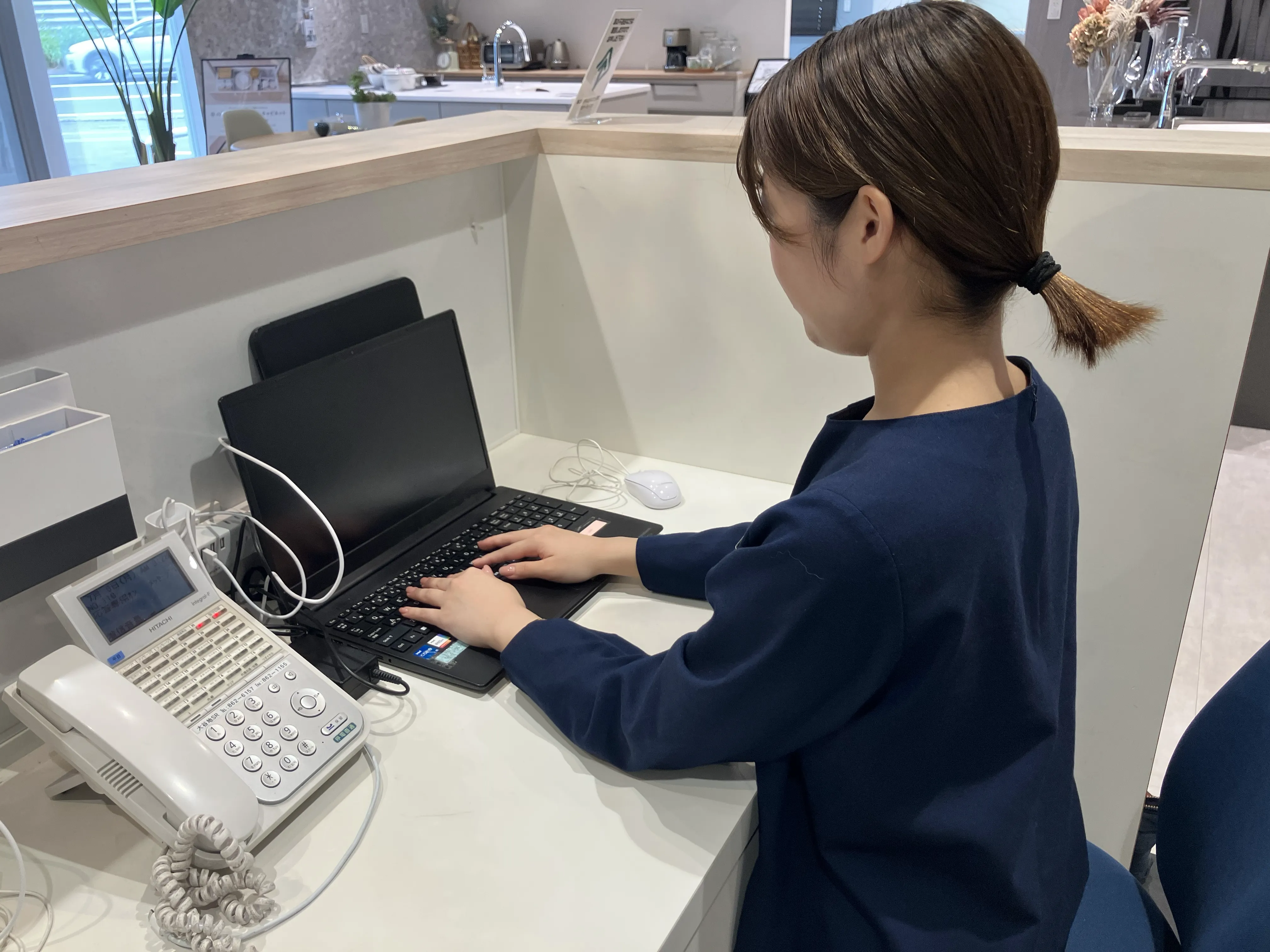 接客のあとは、お客さまについて／ご案内した商品／お話したことなどを、専用システムに入力します。気軽に買える商品ではないため、何度かお客様との打合せをし、生活がより良くなるためのお手伝いをしています。
