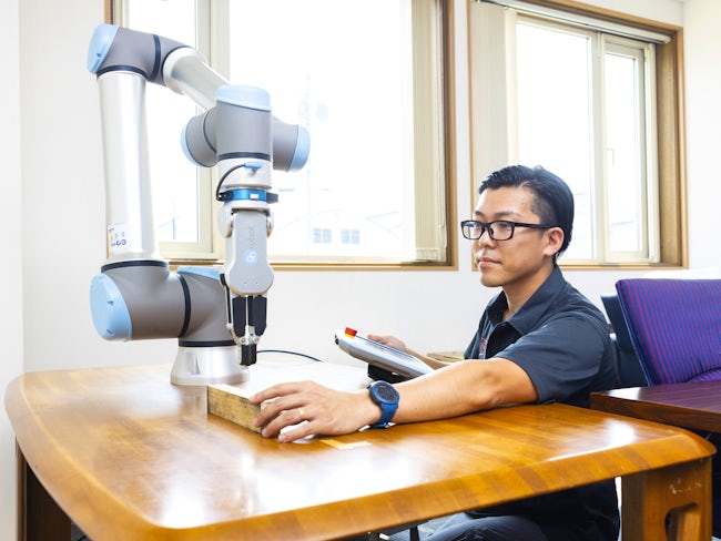 将来を見据えて自社でロボットも購入しました。社長を中心に定期的に海外視察も行っており、常に最新の優れた機械をお客様に案内することが可能です。