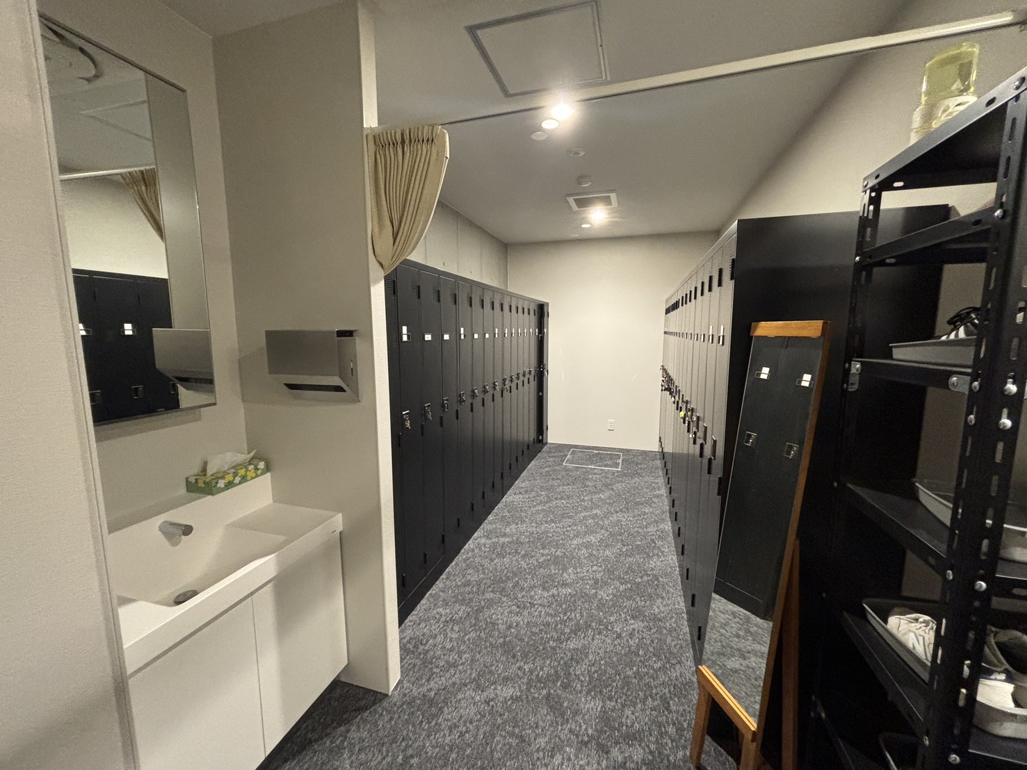 ＜女子更衣室には個人ロッカーやパウダールームも完備＞