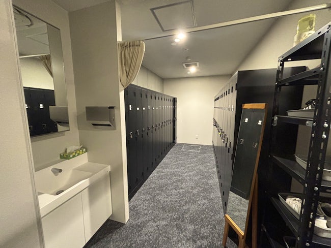 <女子更衣室には個人ロッカーやパウダールームも完備>