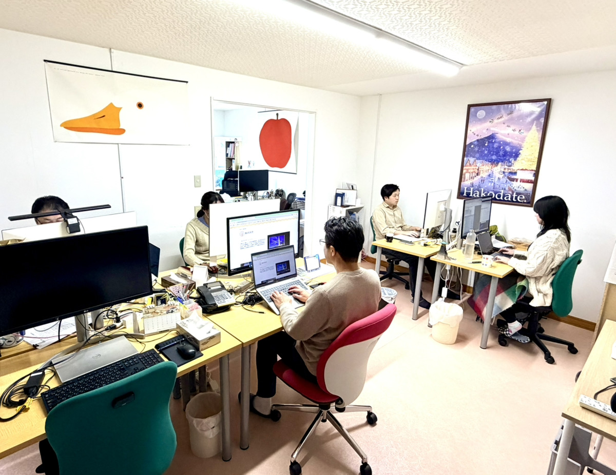 事務所は元々オフィス利用されていた家を改装した二階建ての建物です。外観は古い民家ですが、内部は綺麗で快適です。広い執務スペースのほか、2つの会議室、休憩室、キッチン、男女別トイレがあります。